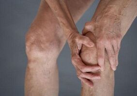 knee massage with arthrosis