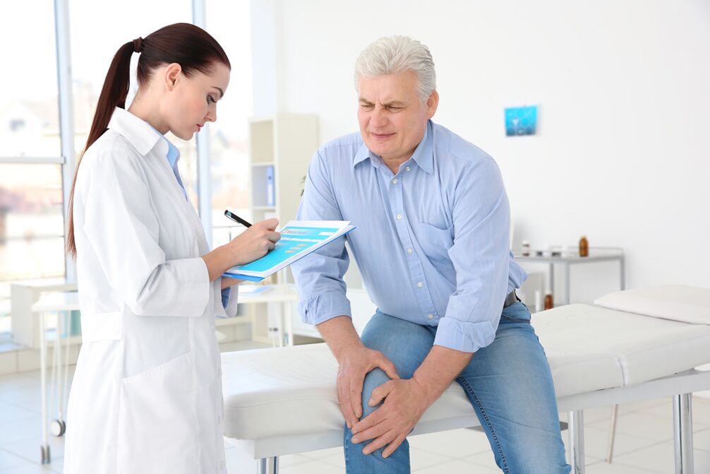 A doctor prescribes a course of treatment for a patient with knee arthrosis